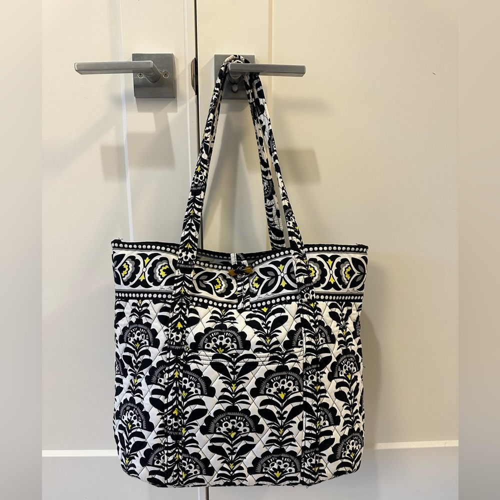 Vera Bradley Vera in Fanfare pattern
